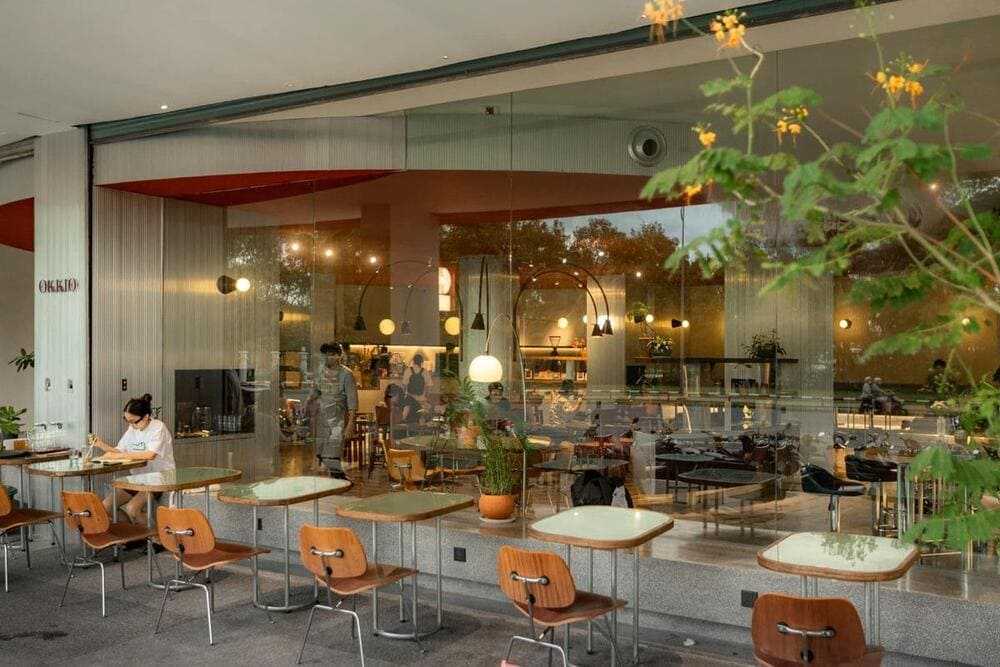 Không gian của OKKIO Phú Mỹ Hưng gây ấn tượng với thiết kế hiện đại pha chút retro tinh tế (Nguồn: Okkio Caffe)